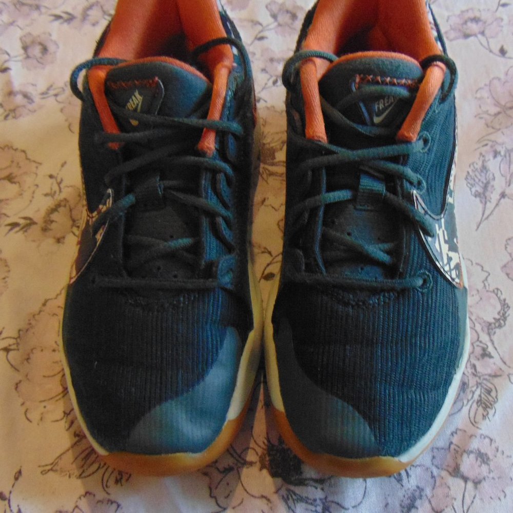 Nike Giannis Antetokounmpo "FREAK" kid shoes